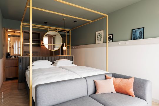 Ein Bett mit einem goldenen Rahmen