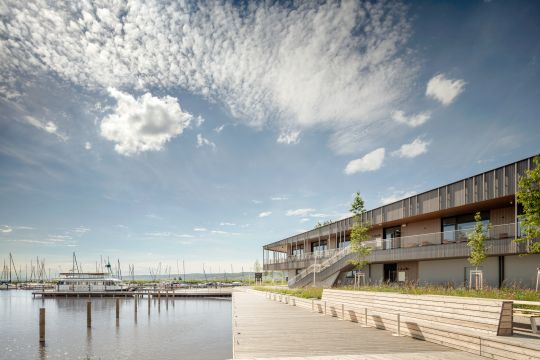 ein Gebäude mit einem Dock und Booten im Wasser