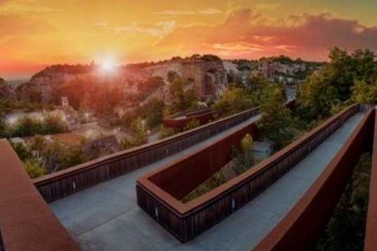 Besucherrampe in den Steinbruch bei Sonnenuntergang