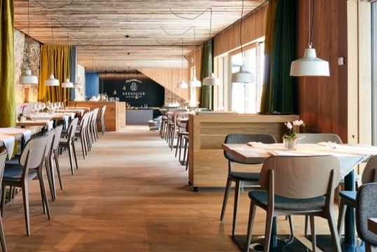 Ein Restaurant mit Tischen und Stühlen