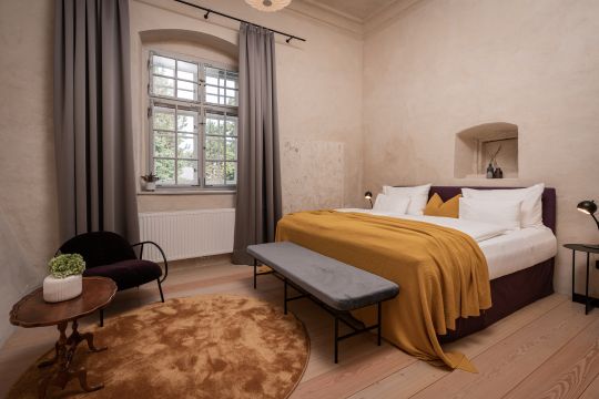 ein Schlafzimmer mit einem Bett und einem Stuhl