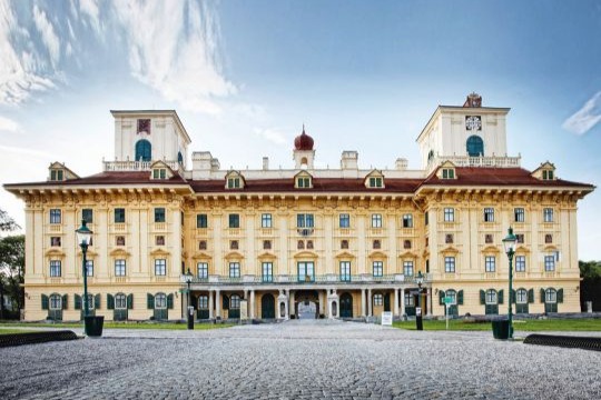 ein großes Schloss mit Vorplatz