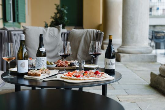 ein Tisch mit Essen und Weinflaschen darauf